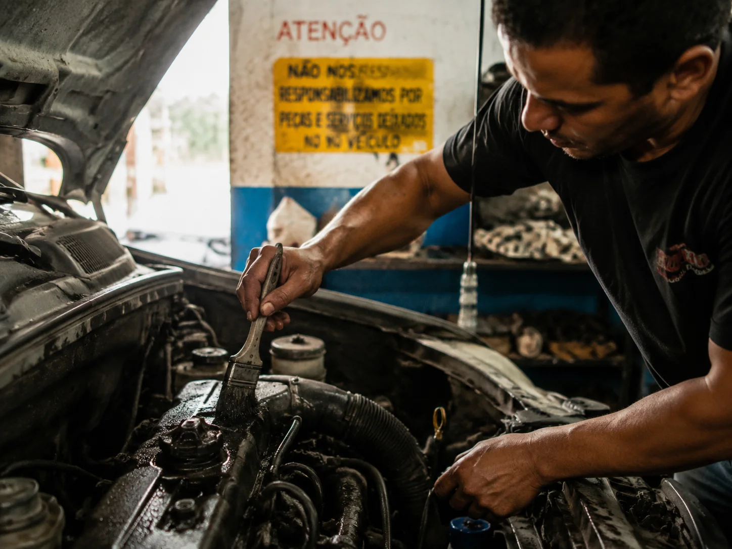 Como limpar e conservar o motor do carro corretamente