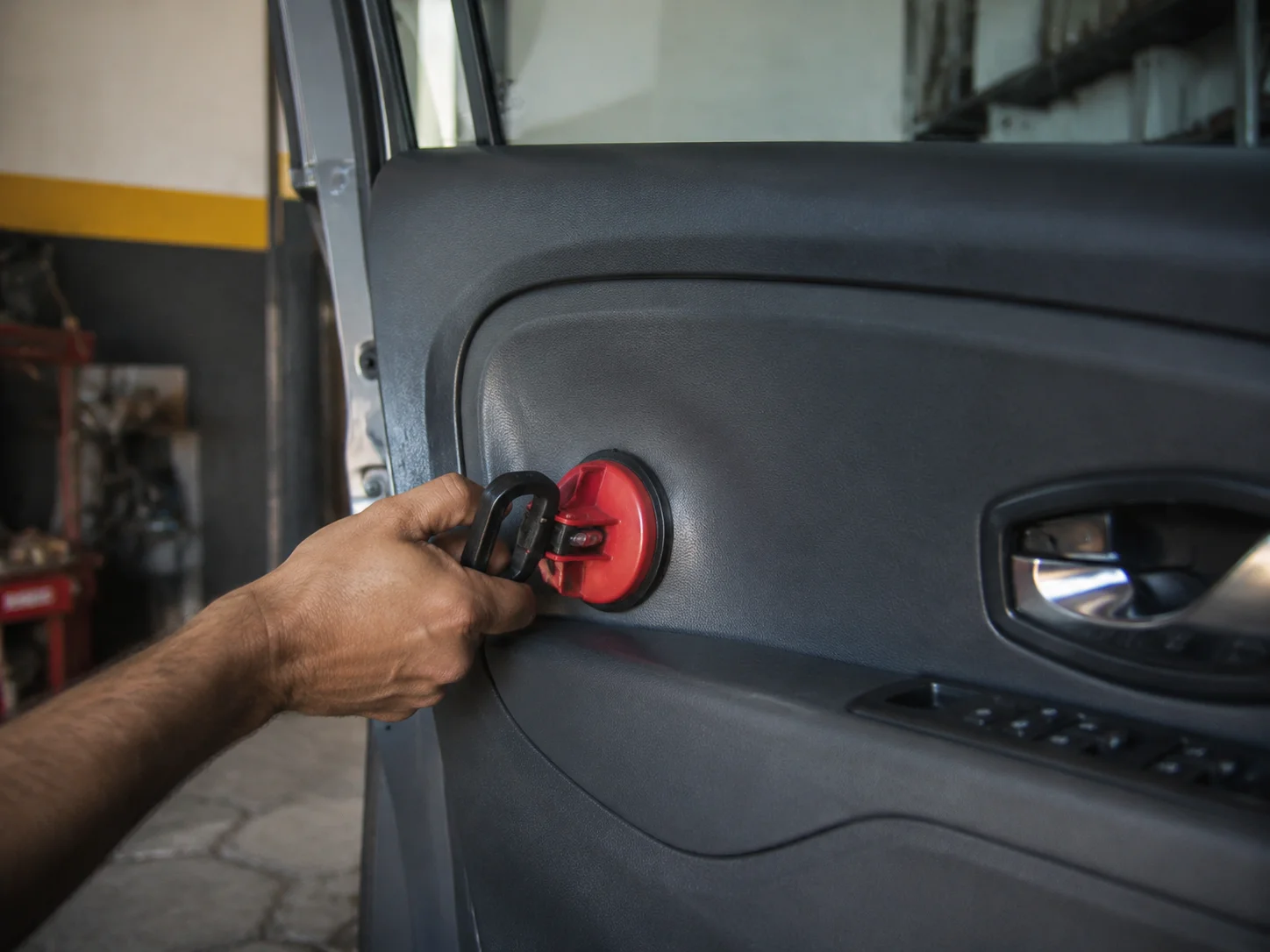 Como reparar pequenos amassados na lataria em casa
